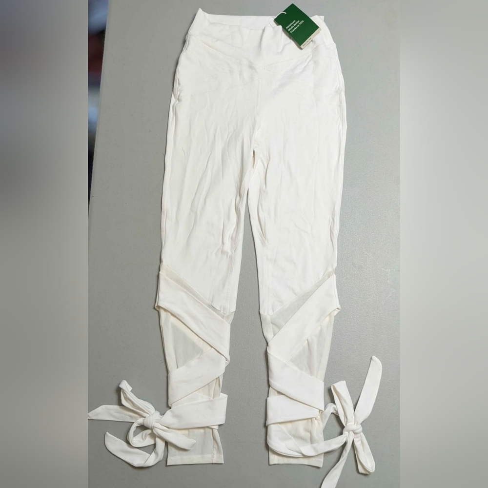 NWT Halara small white crisscross yoga pants - Picture 3 of 7